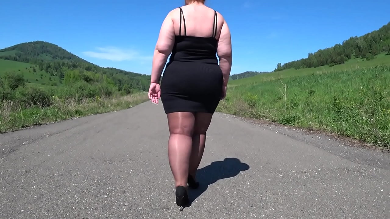 Milf Chubby en collants en nylon et talons hauts marche sur la voie publique Foot Kink Big Booty Asmr